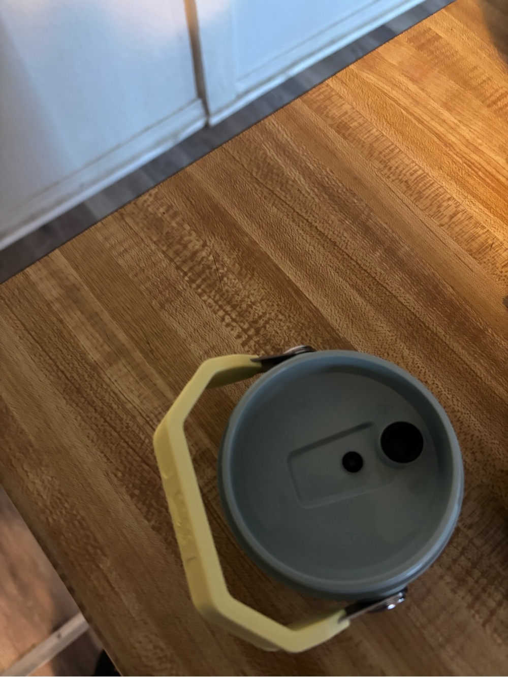 Stanley pale yellow tumbler with light blue gray lid - Picture 5 of 6
